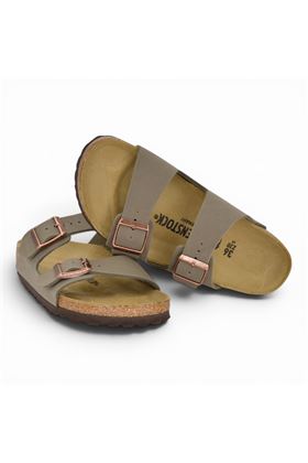 Ciabatta Birkenstok colore pietra. BIRKENSTOCK- | ARIZONA STONE BIRKIBUC-STONE